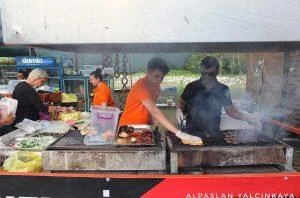 Artemea yürüyüş festivali esnafa can suyu oldu