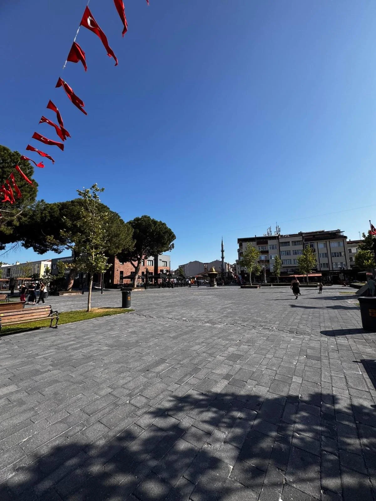 CUMHURİYET MEYDANI ÇÖKTÜ! SEÇİM YATIRIMI 2 YIL DAYANMADI..