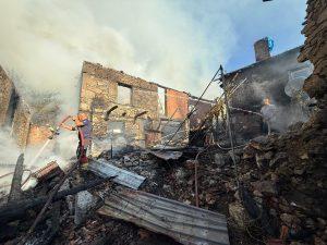 Sabaha karşı başlayan yangında 10 ev küle döndü - 2