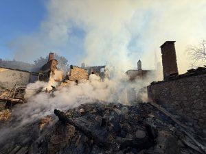Sabaha karşı başlayan yangında 10 ev küle döndü - 3