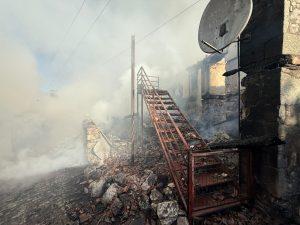 Sabaha karşı başlayan yangında 10 ev küle döndü - 4