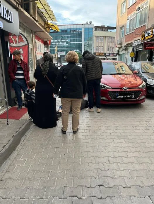 Karatan İşhanı Önünde Yaşlı Kadına Araç Çarptı