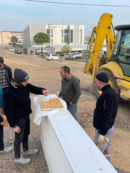 Muhtardan Sahada Çalışan Ekiplere Baklavalı Teşekkür - 2