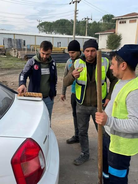 Muhtardan Sahada Çalışan Ekiplere Baklavalı Teşekkür - 3