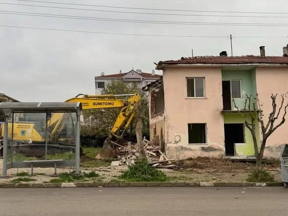 Depremsellik Testi Zayıf Çıktı: Gönen Belediye Evlerinde Yıkım Başladı