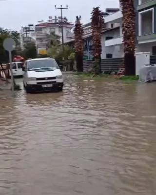 Edremit’te Sağanak Yağış Felaketi: Genç Kadın Sırtında Taşınarak Kurtarıldı