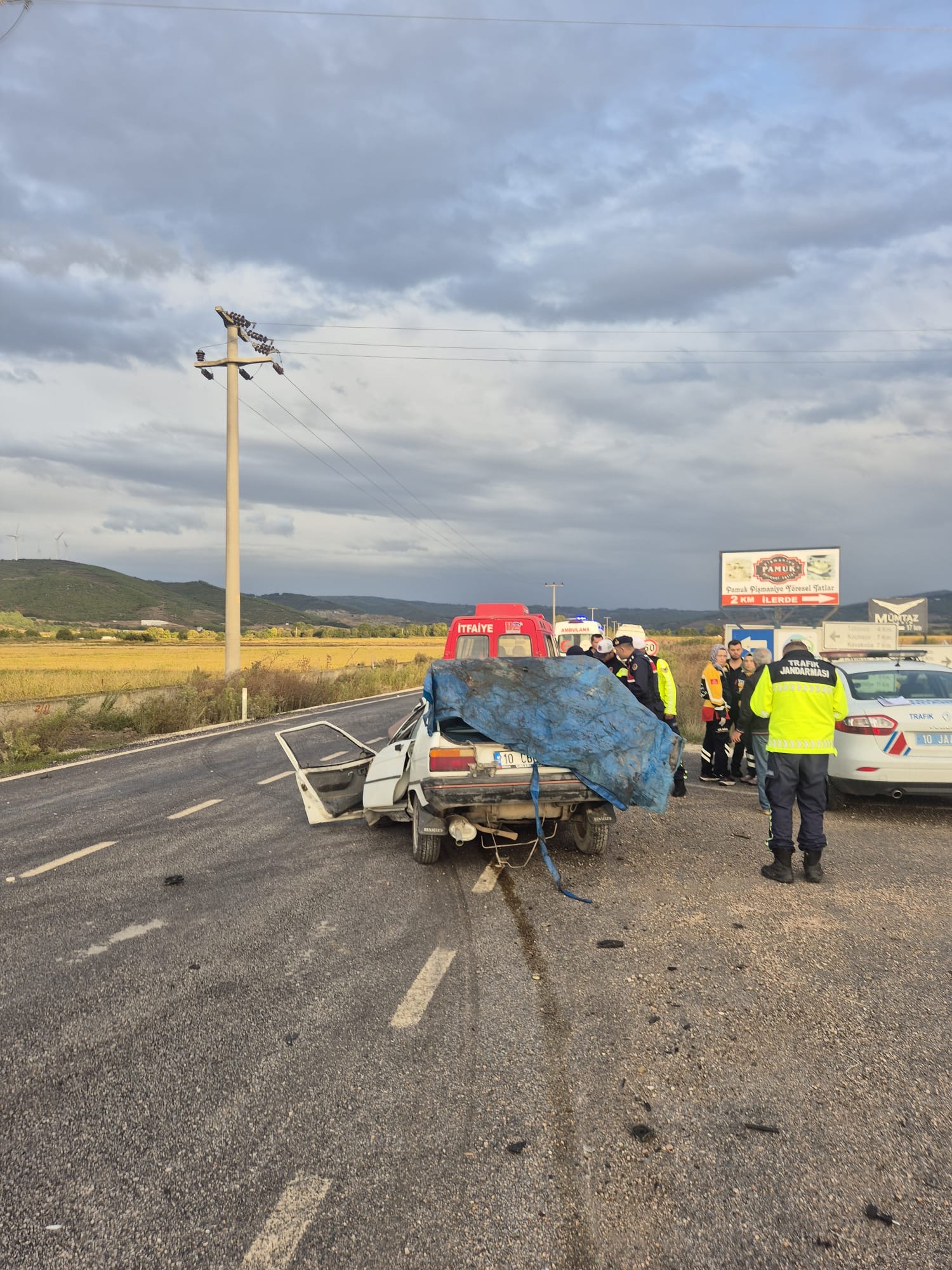 GÖNEN’DE ÖĞRENCİSİ SERVİSİ İLE OTOMOBİL ÇARPIŞTI: 2 ÖLÜ, 7 YARALI